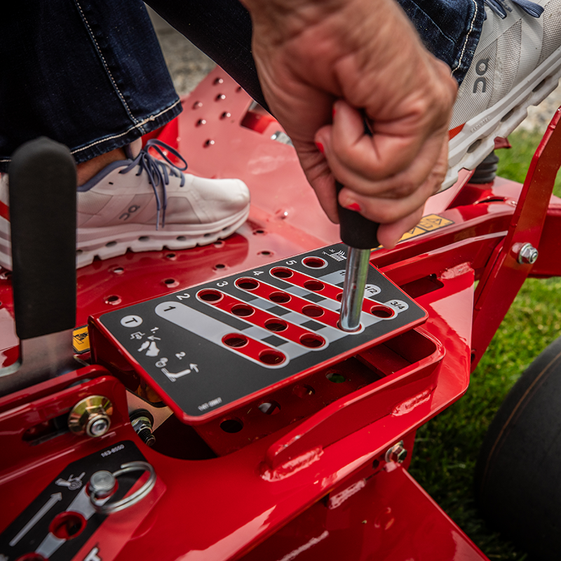 Exmark Radius E-Series with 24.5 HP* Exmark 708CC Engine and 60” UltraCut Series 3 Deck